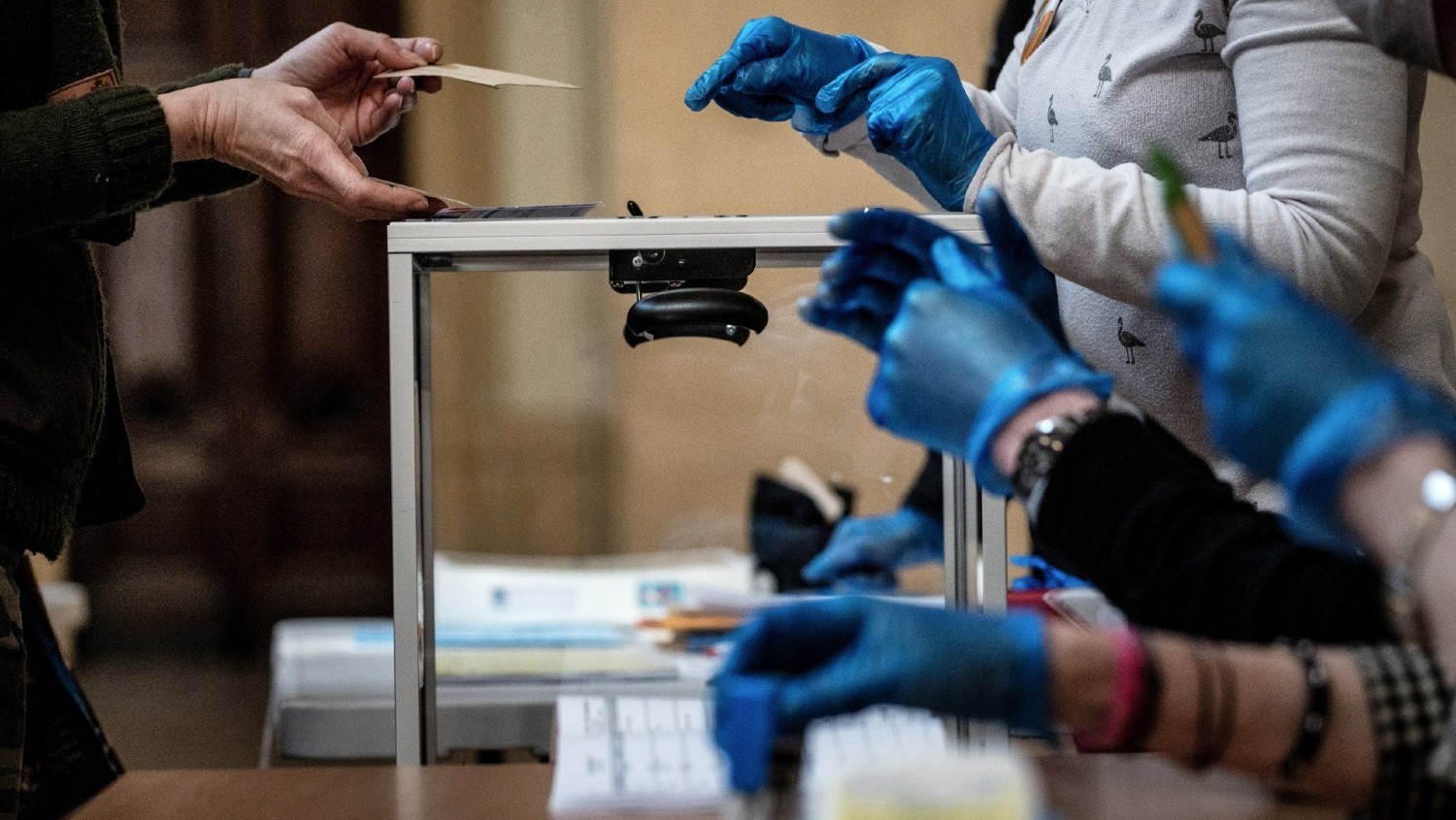 Coronavirus: tombés malades, ils veulent que l'Etat les indemnise