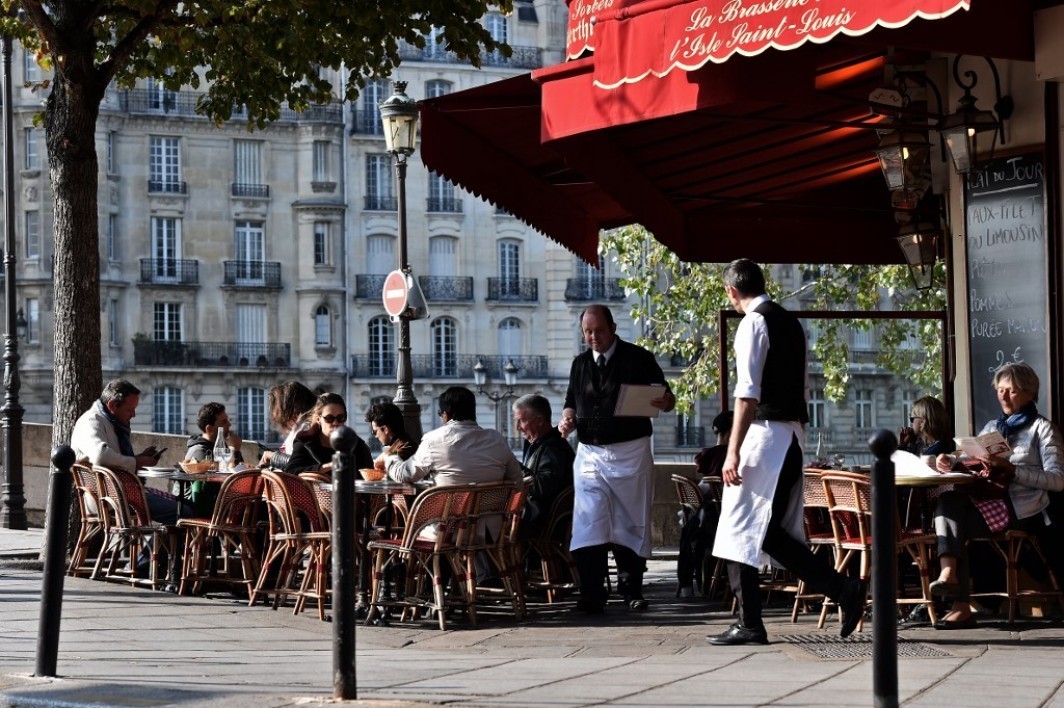 Paris: des extensions de terrasses créent des tensions entre restaurateurs et taxis