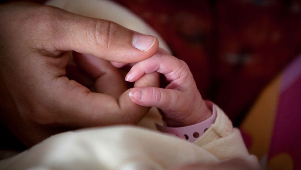 Au Japon, des scientifiques en quête du câlin idéal pour les bébés